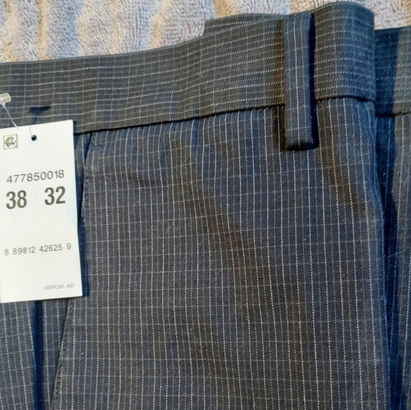 Dockers Men's Size 38/32 Blue-Check Khakis - Picture 2 of 3